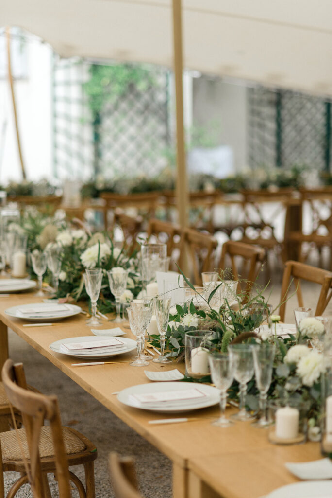 wedding-chateau-robernier-decor-white-green-wood